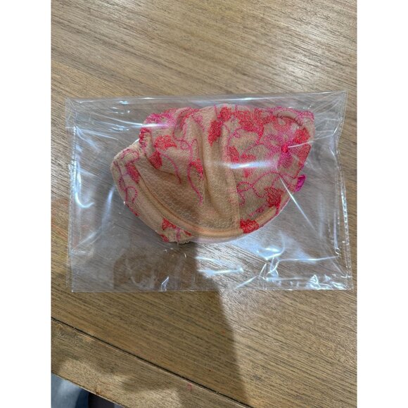 Victoria's Secret Underwire Lace Bra, size 34DD - Picture 12 of 12